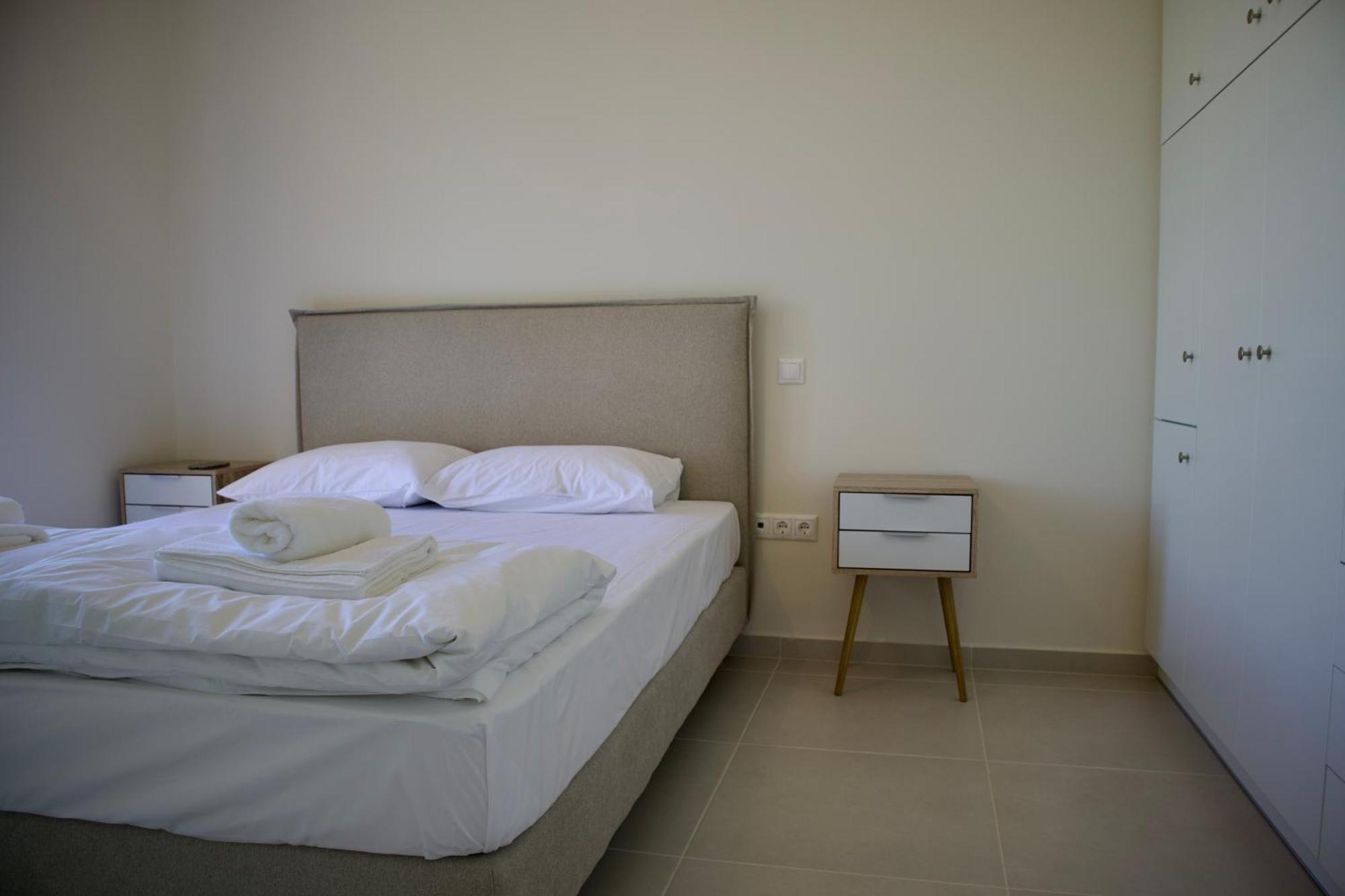 Resitour - Aphrodite Beachfront Pirgos Psilonerou Kamer foto