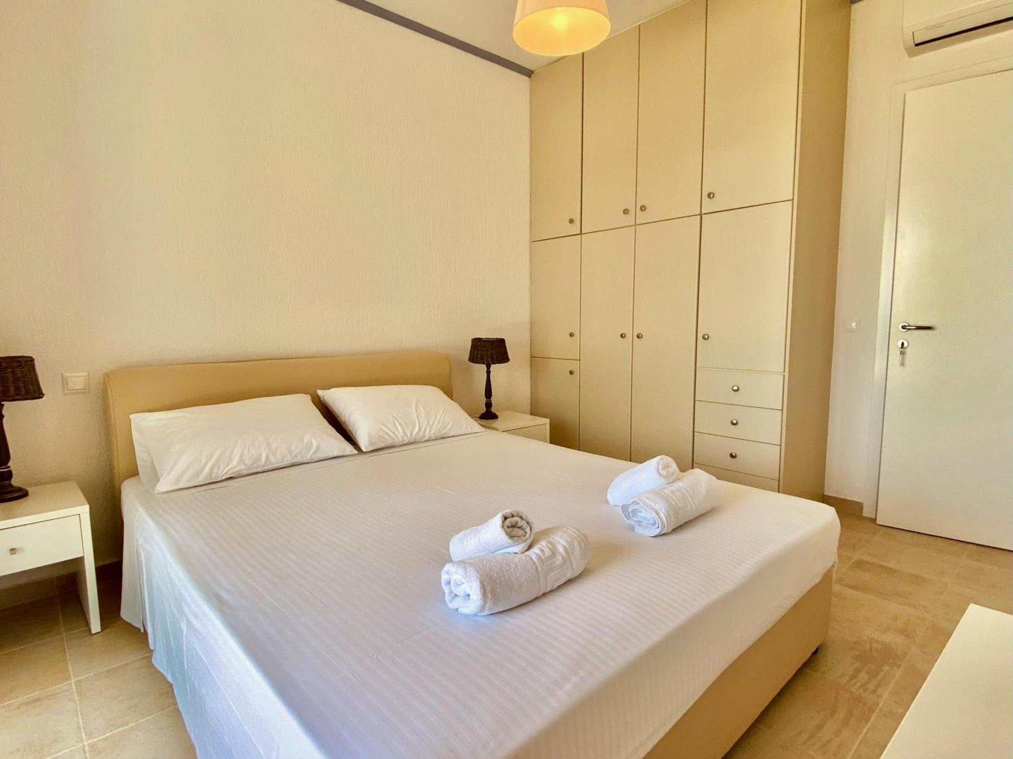 Resitour - Aphrodite Beachfront Pirgos Psilonerou Kamer foto