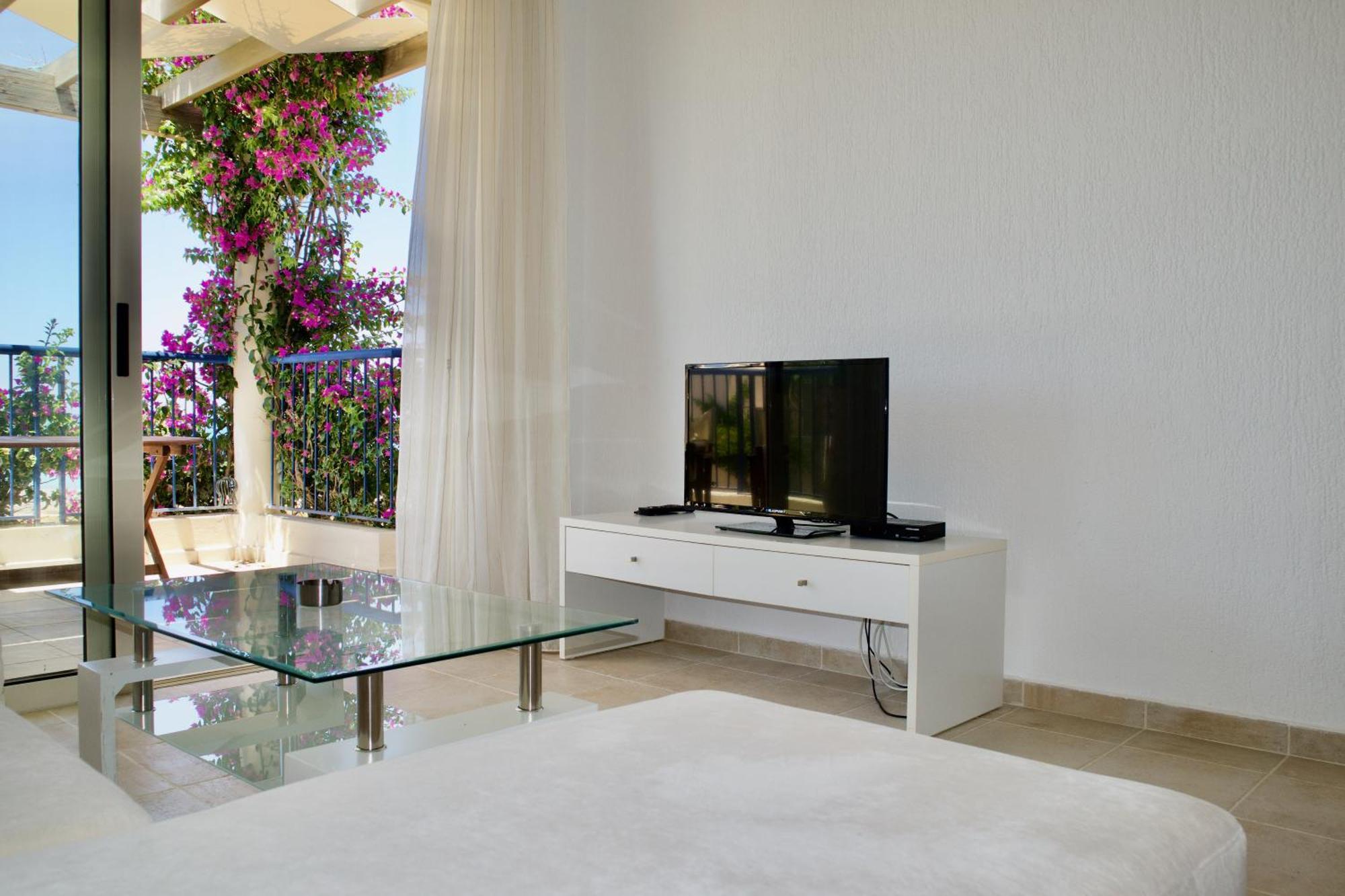 Resitour - Aphrodite Beachfront Pirgos Psilonerou Kamer foto