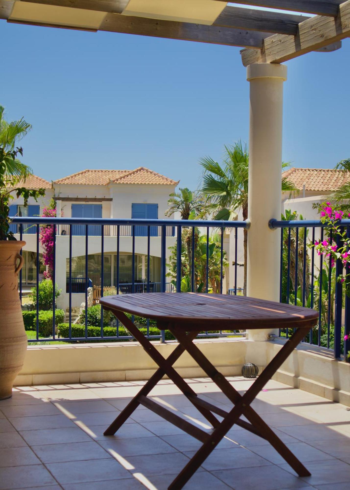 Resitour - Aphrodite Beachfront Pirgos Psilonerou Kamer foto